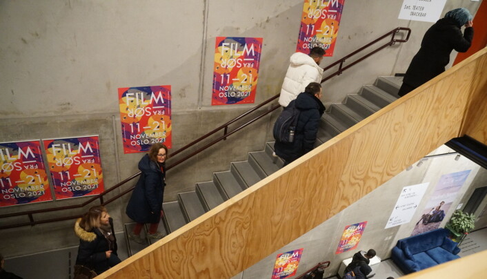 Elever på vei til filmvisning på Vega scene. Elever på vei til filmvisning på Vega scene.