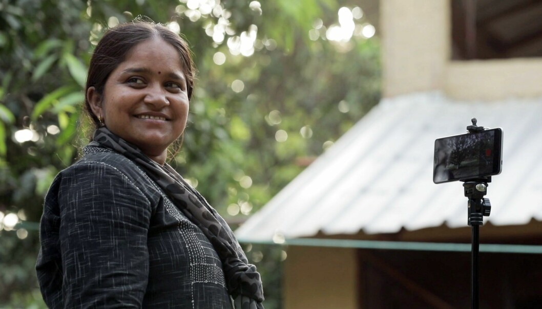 Sjefredaktør Meera Devi forandrer India med sin modige journalistikk. Sjefredaktør Meera Devi forandrer India med sin modige journalistikk.