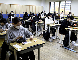 Sørkoreanske elever samler seg til enorm eksamen mens koronasmitten vokser