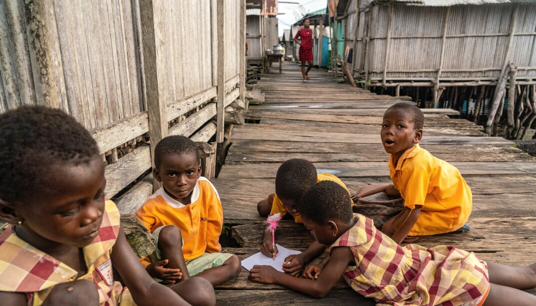 Ghana er et av landene som har fått hjelp av GPE til å styrke skoletilbudet. Her gjør barn i landsbyen Nzulezo leksene sine. Ghana er et av landene som har fått hjelp av GPE til å styrke skoletilbudet. Her gjør barn i landsbyen Nzulezo leksene sine.