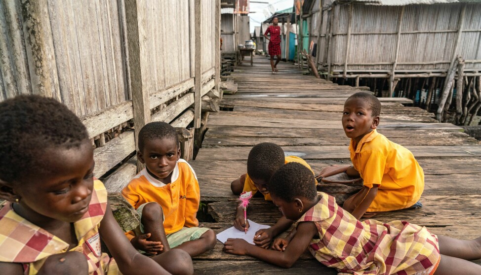 Ghana er et av landene som har fått hjelp av GPE til å styrke skoletilbudet. Her gjør barn i landsbyen Nzulezo leksene sine.