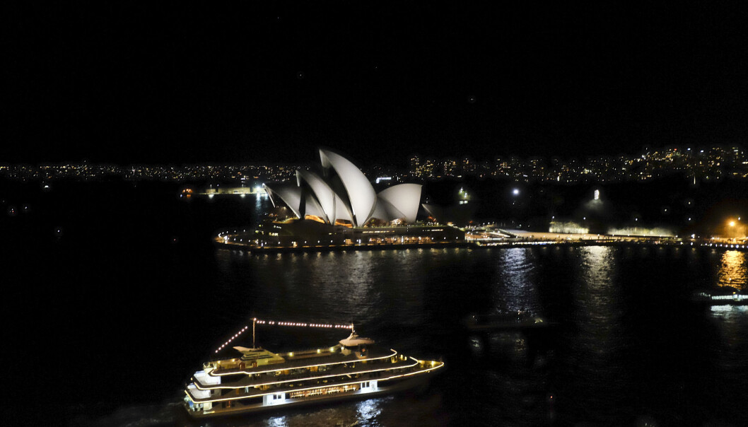 Sydney, Australia 20160506.Sydney Operahus på kveldstid. Opplyst sightseeingbåt i forgrunnen. Foto: Marianne Løvland / NTB Sydney, Australia 20160506.Sydney Operahus på kveldstid. Opplyst sightseeingbåt i forgrunnen. Foto: Marianne Løvland / NTB