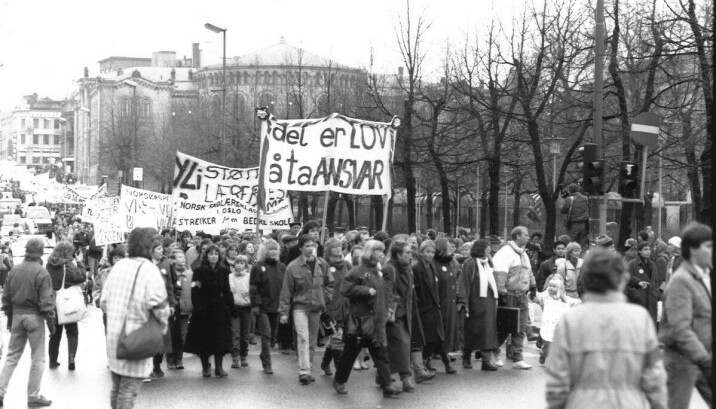 UFA-forhandlingene førte til lange demonstrasjonstog. Her fra Karl Johans gate i Oslo i 1988. UFA-forhandlingene førte til lange demonstrasjonstog. Her fra Karl Johans gate i Oslo i 1988.