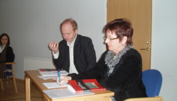Olav Ulleren, administrerende direktør i KS, og Helga Hjetland, daværende leder i Utdanningsforbundet i diskusjon om arbeidstidsavtalen i januar 2006.