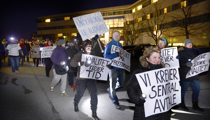 På Sola var rundt 400 lærere ute i gatene 11. februar 2014 for å protestere mot kravene fra KS. På Sola var rundt 400 lærere ute i gatene 11. februar 2014 for å protestere mot kravene fra KS.