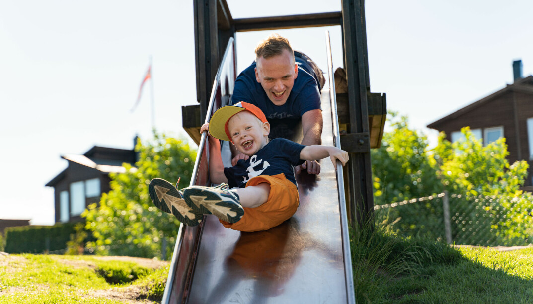 Enhetsleder Petter Ruenes Jensen i Smååsane barnehage sier det er viktig med tull og tøys i barnehagen fordi humor oppleves som verdifullt for barn, og de bruker det for å skape mening. Her jakter han på Emrik Moseid-Forengen.