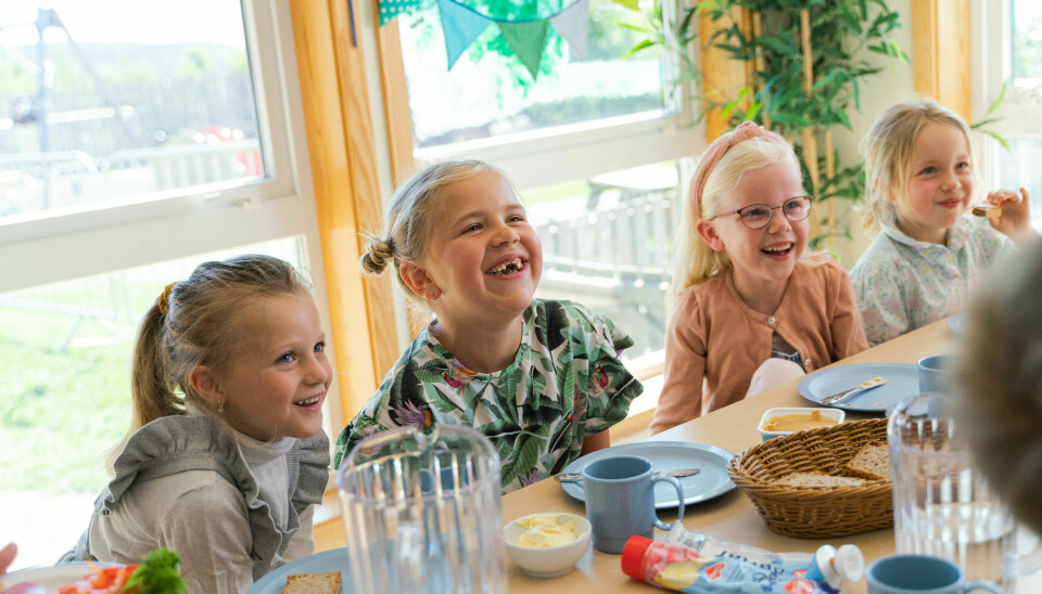 Alida Ingebretsen (f.v.), Emely G. Myrvold, Mina Joreid og Hanne-Lill Hulløen- Syvertsen kan tulle og tøyse så mye de vil i barnehagen, bortsett fra å tulle med tiss, promp og bæsj når de spiser.