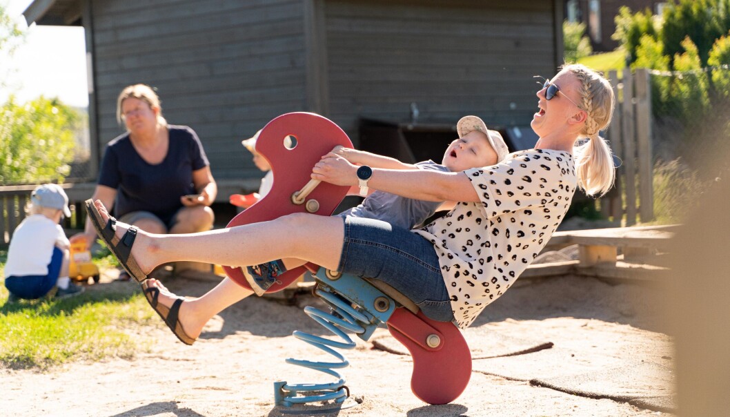 – Det er vanskelig å bruke humor hvis du ikke har det gøy på jobb, sier pedagogisk leder Karoline Homme som dumper med Filip så det kiler i magen. – Det er vanskelig å bruke humor hvis du ikke har det gøy på jobb, sier pedagogisk leder Karoline Homme som dumper med Filip så det kiler i magen.