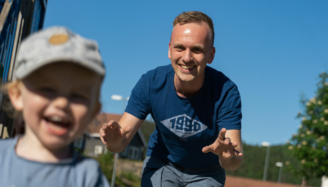 – Barn bruker humor for å orientere seg i verden og for å få kontakt med de voksne, viser en studie gjort av barnehagelærer og enhetsleder Petter Ruenes Jensen. Her leker han «nå-kommer-jeg-og-tar-deg»-leken med Filip, som hyler av latter.