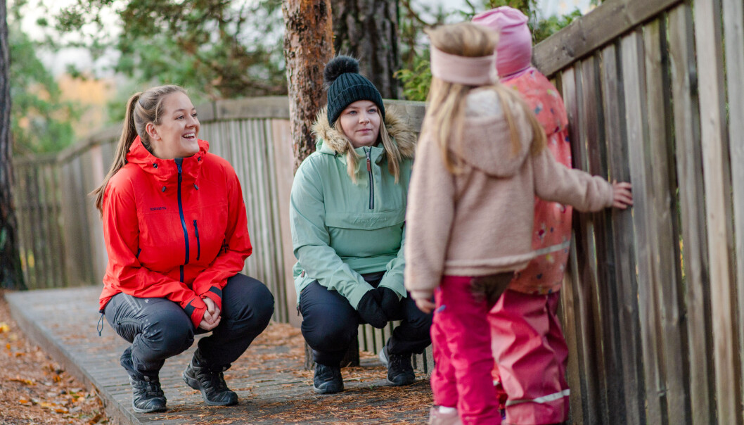 Martine Hahn og Ragnhild Olsen går på barnehage-lærerutdanningen og storkoser seg i praksis i Madsebakken barnehage på Kongsberg. – Det var viktig å velge noe hvor man vet man kan få jobb, sier Hahn. Martine Hahn og Ragnhild Olsen går på barnehage-lærerutdanningen og storkoser seg i praksis i Madsebakken barnehage på Kongsberg. – Det var viktig å velge noe hvor man vet man kan få jobb, sier Hahn.