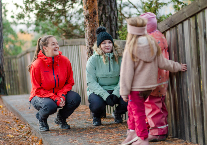 Martine Hahn og Ragnhild Olsen går på barnehage-lærerutdanningen og storkoser seg i praksis i Madsebakken barnehage på Kongsberg. – Det var viktig å velge noe hvor man vet man kan få jobb, sier Hahn.