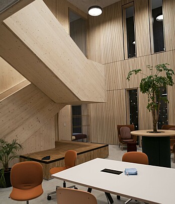Lærerne og elevene er stolte av den nye skolen sin. Lærerne og elevene er stolte av den nye skolen sin.