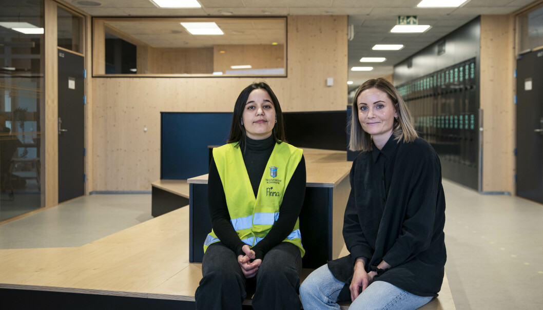 Ceren Kückücelik (15) mener mulighetene for ulike arbeidsmåter gir henne mer motivasjon for skolearbeidet. Her sammen med lærer Siri Moen. Ceren Kückücelik (15) mener mulighetene for ulike arbeidsmåter gir henne mer motivasjon for skolearbeidet. Her sammen med lærer Siri Moen.