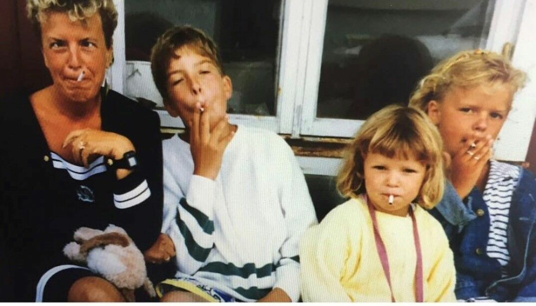 Latter og kjærlighet: Moren Nina (t.v.), storebror Lars Kristian, lillesøster Cecilie og Else Kåss Furuseth later som de røyker.
