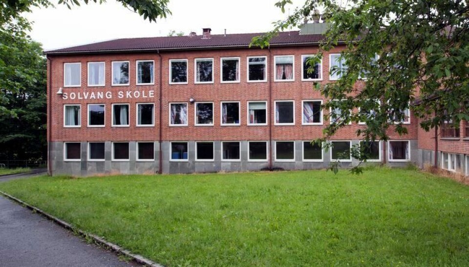 Elevene ved Solvang ungdomsskole i Asker ble sendt hjem onsdag på grunn av mangel på lærere. Elevene ved Solvang ungdomsskole i Asker ble sendt hjem onsdag på grunn av mangel på lærere.
