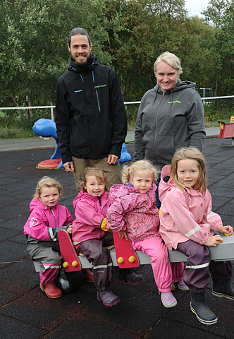 Den Fröbel-inspirerte barnehagen i Bodø planlegger aldri morgendagen, og barna får spise når de er sultne. Det synes pedagogisk leder Ivar Thoresen og styrer Marit Skjemstad og barna Julie Mentzoni Thorshaug (4) (foran), Stella Gal Nordahl (4), Tilde Marie Skjelstad (3) år og Tuva Tymi Grønmo (4) fungerer fint. Den Fröbel-inspirerte barnehagen i Bodø planlegger aldri morgendagen, og barna får spise når de er sultne. Det synes pedagogisk leder Ivar Thoresen og styrer Marit Skjemstad og barna Julie Mentzoni Thorshaug (4) (foran), Stella Gal Nordahl (4), Tilde Marie Skjelstad (3) år og Tuva Tymi Grønmo (4) fungerer fint.