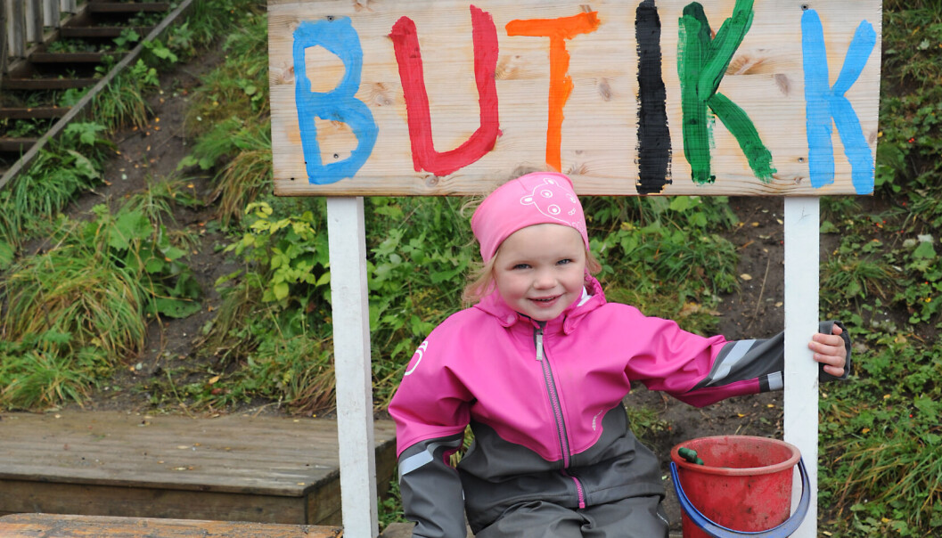 Uteområdene i den Fröbel-inspirerte barnehagen er utviklet for å innby til kreativ lek, læring og mestring. Julie Mentzoni Thorshaug (4) leker butikk. Uteområdene i den Fröbel-inspirerte barnehagen er utviklet for å innby til kreativ lek, læring og mestring. Julie Mentzoni Thorshaug (4) leker butikk.