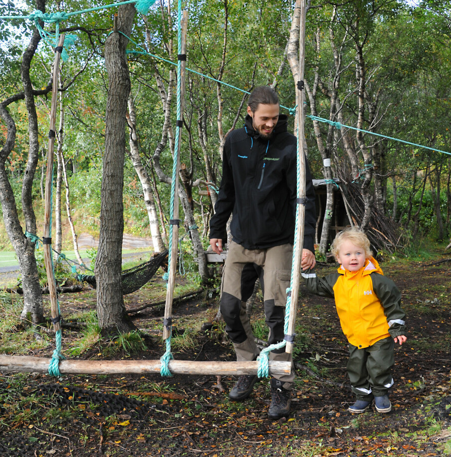 Barns tid til egenaktivitet er viktig i barnehagen. Ivar Thoresen og Zakarias Hunstad Fodnes (2) prøver både edderkoppnettet, hengekøya og husken.