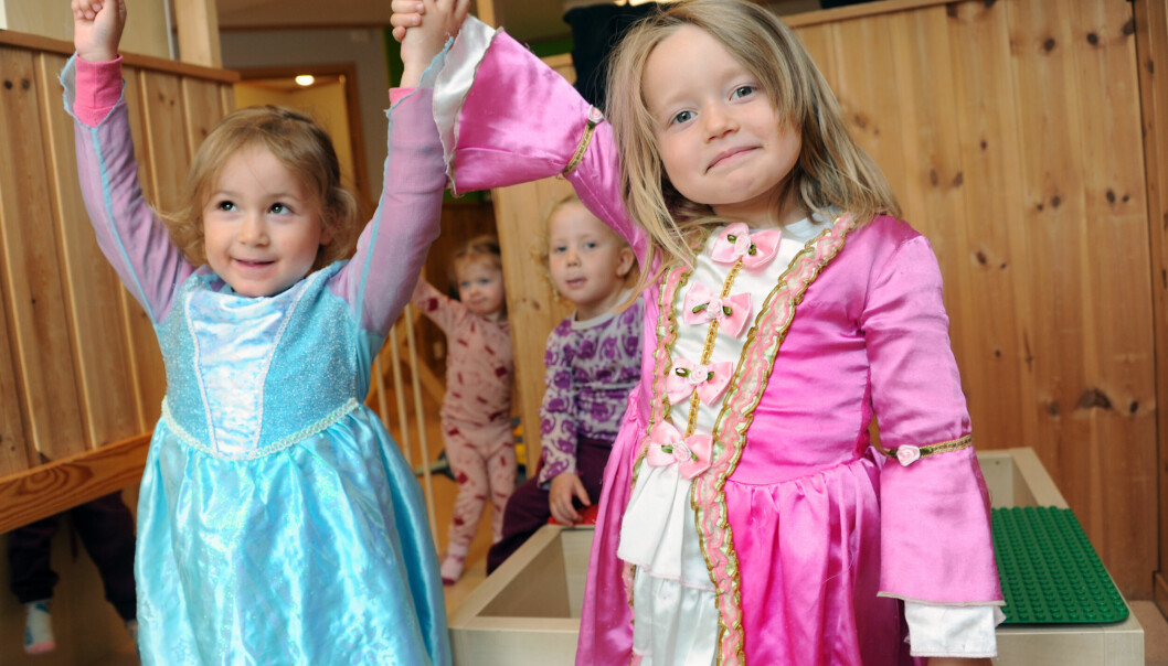 Stella Gal Nordahl (4), Emma Sofie Knudsen (3), Tilde Marie Skjelstad (3) og Tuva Tymi Grønmo (4) får lov å kle seg ut, eller gjøre det de selv vil i barnehagen, uten å tenke på klokka.