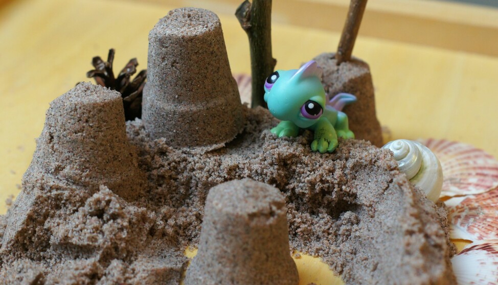 Formbar sand lokker fram kreativiteten og gir et hint av sommer og strand selv midt p vinteren. Du kan kjpe kinetisk sand, eller lage en brekraftig variant selv. Oppskrift: 2 kopper finkornet, vasket og trket sand, 1 kopp maisenna og ca. en halv kopp rapsolje (Ta i litt og litt til nsket konsistens) Kanskje fr barna lyst til forme sandslott, eller vulkaner til dinosaurene? Den brekraftige varianten kan oppbevares i plast i kjleskap en ukes tid og komposteres etter bruk.