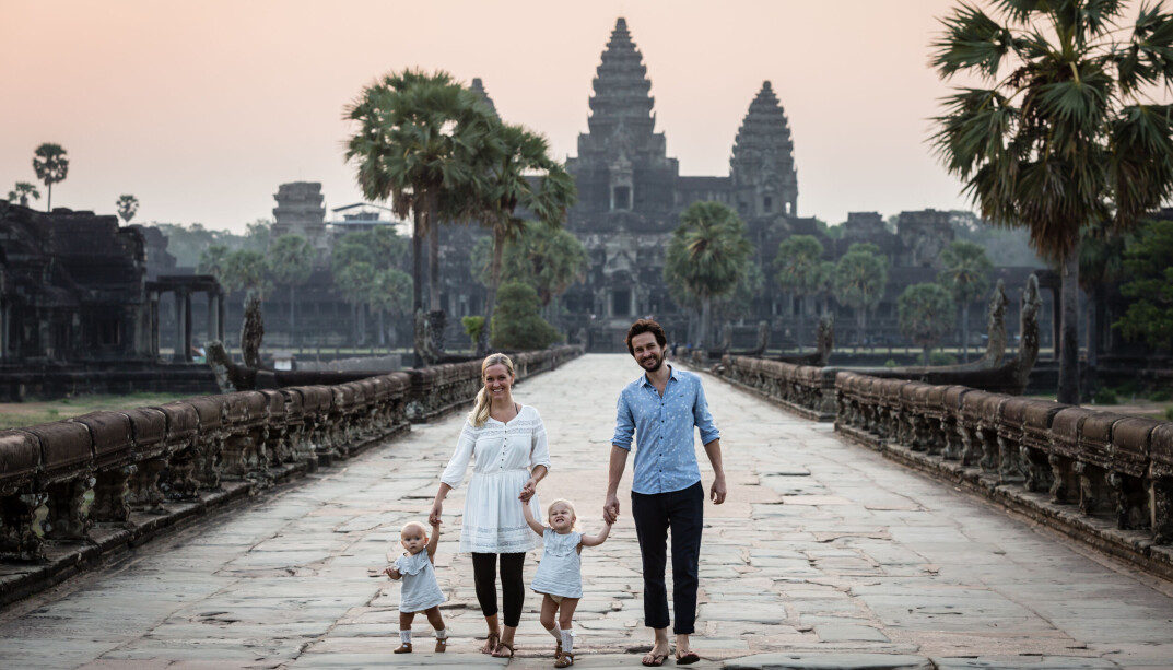 Norske Katrine Solhaug driver barnehage og bor i Kambodsja med mannen Simen Julner og barna Eline (3) og Emilie (1). Her er de foran et av verdens sju underverker, Angkor Wat, som normalt har fem millioner besøkende årlig. – Det er helt spesielt å få tatt et bilde her uten folk, slik det var da landet var i total lockdown på grunn av koronapandemien, forteller Katrine. Norske Katrine Solhaug driver barnehage og bor i Kambodsja med mannen Simen Julner og barna Eline (3) og Emilie (1). Her er de foran et av verdens sju underverker, Angkor Wat, som normalt har fem millioner besøkende årlig. – Det er helt spesielt å få tatt et bilde her uten folk, slik det var da landet var i total lockdown på grunn av koronapandemien, forteller Katrine.
