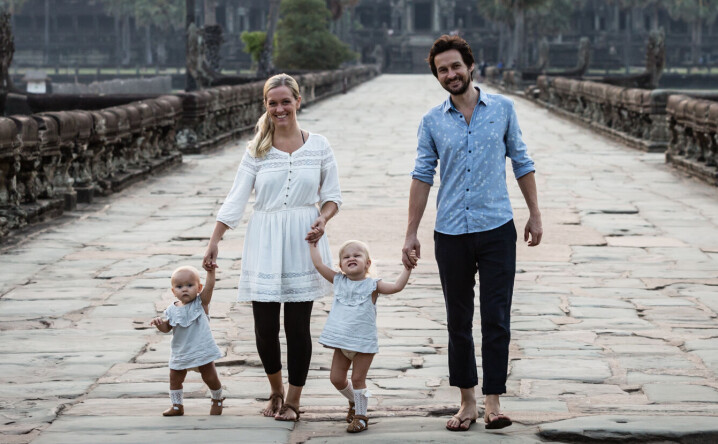 Norske Katrine Solhaug driver barnehage og bor i Kambodsja med mannen Simen Julner og barna Eline (3) og Emilie (1). Her er de foran et av verdens sju underverker, Angkor Wat, som normalt har fem millioner besøkende årlig. – Det er helt spesielt å få tatt et bilde her uten folk, slik det var da landet var i total lockdown på grunn av koronapandemien, forteller Katrine. Norske Katrine Solhaug driver barnehage og bor i Kambodsja med mannen Simen Julner og barna Eline (3) og Emilie (1). Her er de foran et av verdens sju underverker, Angkor Wat, som normalt har fem millioner besøkende årlig. – Det er helt spesielt å få tatt et bilde her uten folk, slik det var da landet var i total lockdown på grunn av koronapandemien, forteller Katrine.