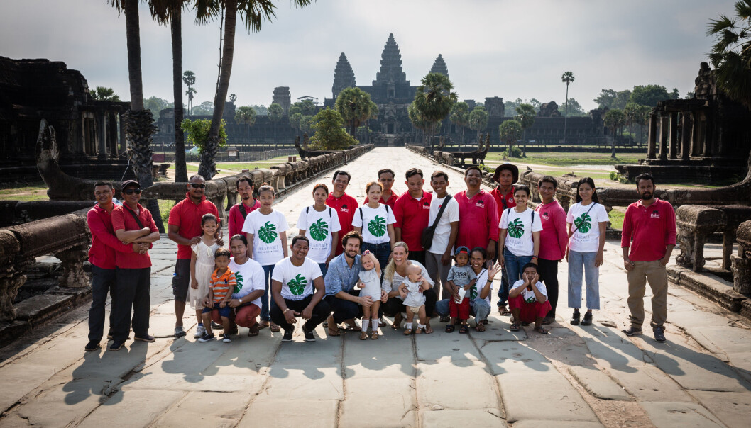 Norske Katrine Solhaug og mannen Simen Julner sammen med barna sine, Eline (3) og Emilie (1), og ansatte på Babel Guesthouse og barnehagen Busy Bees, som de driver i Kambodsja. Her er de på tur til et av verdens underverker, Angkor Wat, som normalt er fullt av turister, men var helt tomt under pandemien. Norske Katrine Solhaug og mannen Simen Julner sammen med barna sine, Eline (3) og Emilie (1), og ansatte på Babel Guesthouse og barnehagen Busy Bees, som de driver i Kambodsja. Her er de på tur til et av verdens underverker, Angkor Wat, som normalt er fullt av turister, men var helt tomt under pandemien.