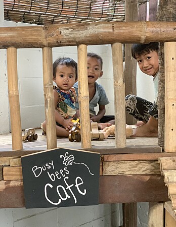 Denne kafeen er laget av bambus og trematerialer og en populær lekeplass for barna.