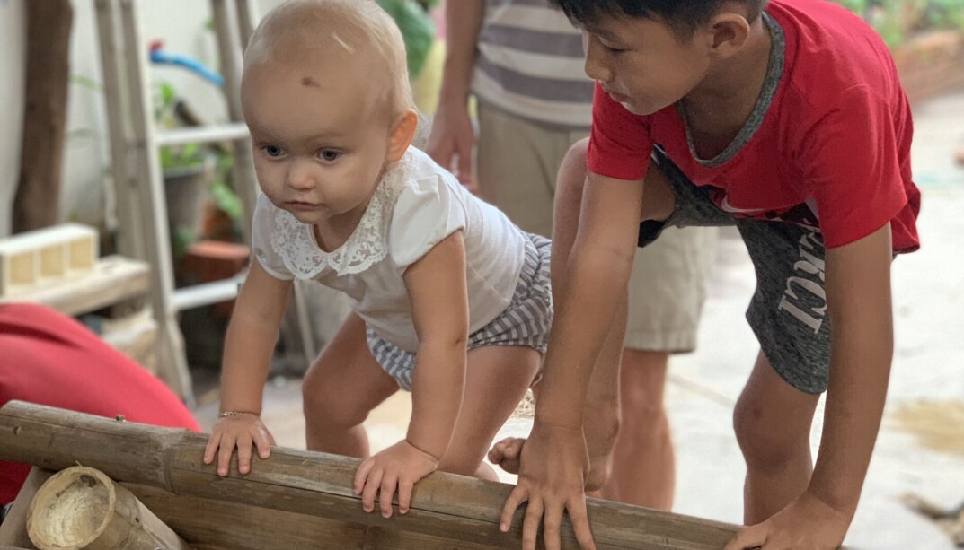 Emilie (1) og Ming på klatrepyramiden de kaller pikler triangle. Den kan barna klatre i og utforske fra de er seks måneder til fem år. Emilie (1) og Ming på klatrepyramiden de kaller pikler triangle. Den kan barna klatre i og utforske fra de er seks måneder til fem år.
