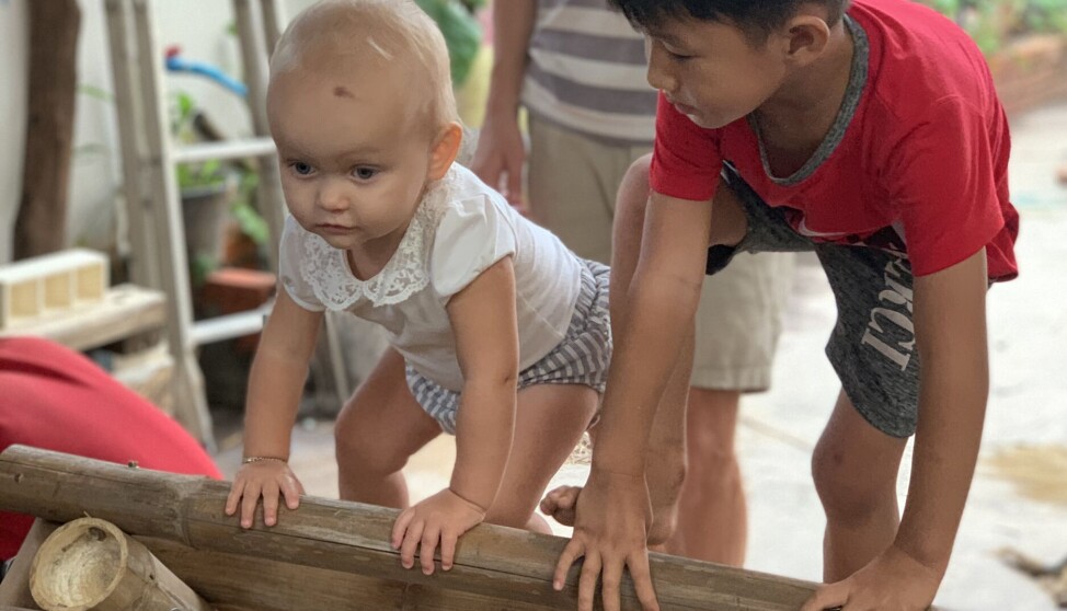 Emilie (1) og Ming på klatrepyramiden de kaller pikler triangle. Den kan barna klatre i og utforske fra de er seks måneder til fem år. Emilie (1) og Ming på klatrepyramiden de kaller pikler triangle. Den kan barna klatre i og utforske fra de er seks måneder til fem år.