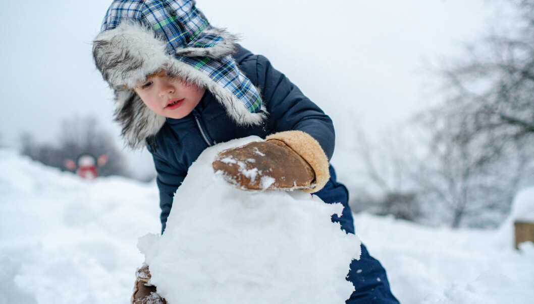 – Gjennom erfaring, som ved å smake på snø eller blande vann og snø, gjør barna seg verdifulle erfaringer om sammenhenger mellom seg selv og verden rundt dem som det er vanskelig å lese seg til eller se på TV, sier forsker Jostein Rønning Sanderud fra Høgskolen på Vestlandet. Han har undersøkt hva naturlek betyr for hvordan barn skaper mening. – Gjennom erfaring, som ved å smake på snø eller blande vann og snø, gjør barna seg verdifulle erfaringer om sammenhenger mellom seg selv og verden rundt dem som det er vanskelig å lese seg til eller se på TV, sier forsker Jostein Rønning Sanderud fra Høgskolen på Vestlandet. Han har undersøkt hva naturlek betyr for hvordan barn skaper mening.
