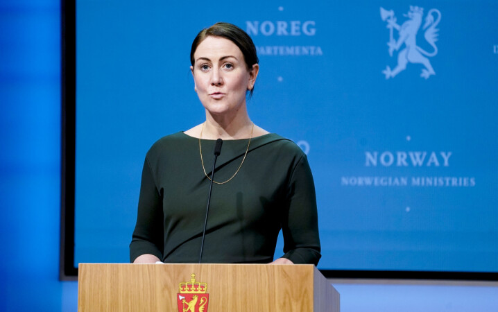 Kunnskapsminister Tonje Brenna (Ap under pressekonferansen om koronasituasjonen.