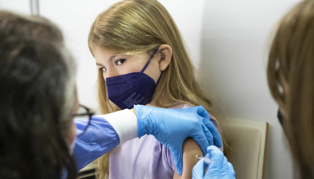 En ung jente får satt korona-vaksin i Wien i Østerrike.