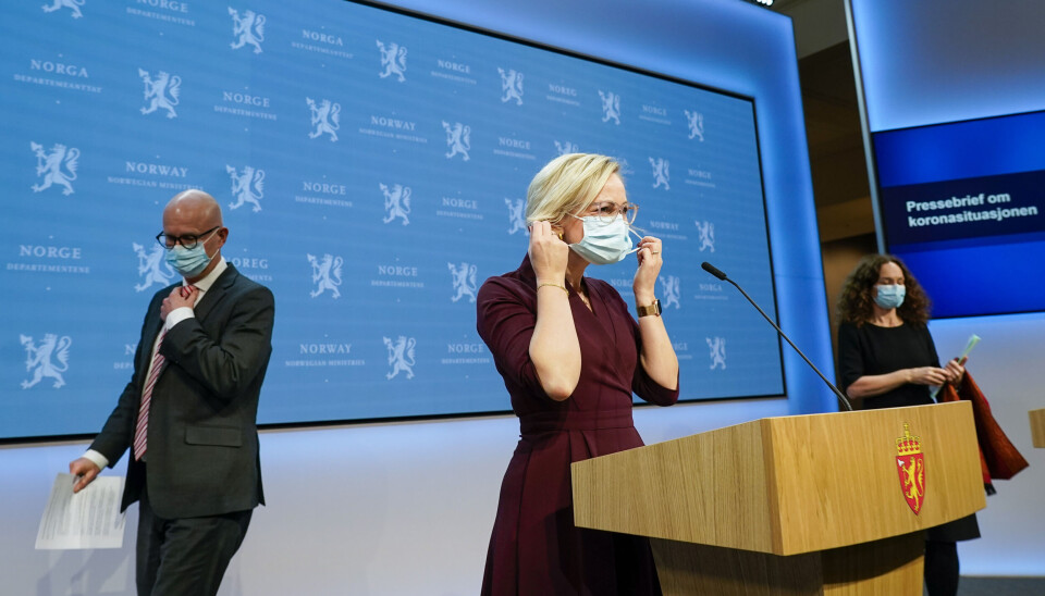 Helsedirektør Bjørn Guldvog, helse- og omsorgsminister Ingvild Kjerkol (Ap) og direktør i FHI Camilla Stoltenberg under en pressekonferanse om koronasituasjonen. Helsedirektør Bjørn Guldvog, helse- og omsorgsminister Ingvild Kjerkol (Ap) og direktør i FHI Camilla Stoltenberg under en pressekonferanse om koronasituasjonen.