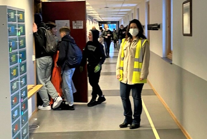Lærer Wenche Melkild på Rana ungdomsskole bruker munnbind på jobb.
