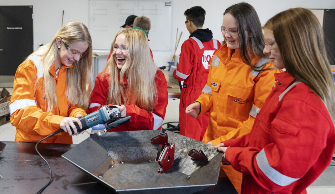 Vardheia-elevene på 9. trinn har arbeidslivsfag i metallverkstedet. Malin Lande, Ane Bill Fjermested og Leah Vågenes Moland (t.v.) holder på med en bålpanne. Vardheia-elevene på 9. trinn har arbeidslivsfag i metallverkstedet. Malin Lande, Ane Bill Fjermested og Leah Vågenes Moland (t.v.) holder på med en bålpanne.
