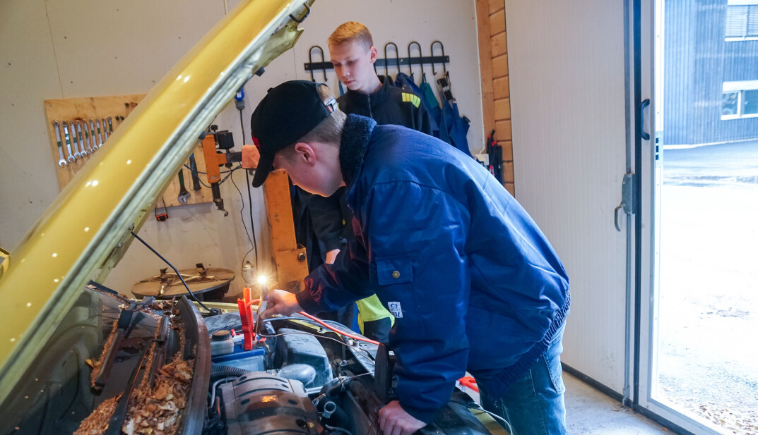 Elevene Jørn Skarstad og Jonas Kiiveri sjekker strømtilførselen. Elevene Jørn Skarstad og Jonas Kiiveri sjekker strømtilførselen.