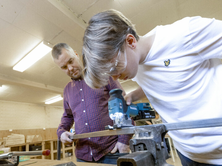 Rektor Bjørn Lykstad følger med når Linus Murland Hagen skjærer i metall. Linus liker å jobbe praktisk. På videregående er planen å begynne på idrettslinja.