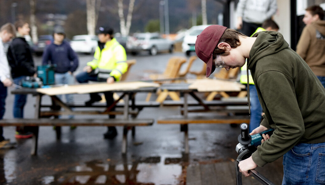 Elev Bror Semskar Volehagen bruker vinkelsliper på stålrør i arbeidet med å lage olabil i arbeidslivsfaget på Gausdal ungdomsskole. Elev Bror Semskar Volehagen bruker vinkelsliper på stålrør i arbeidet med å lage olabil i arbeidslivsfaget på Gausdal ungdomsskole.