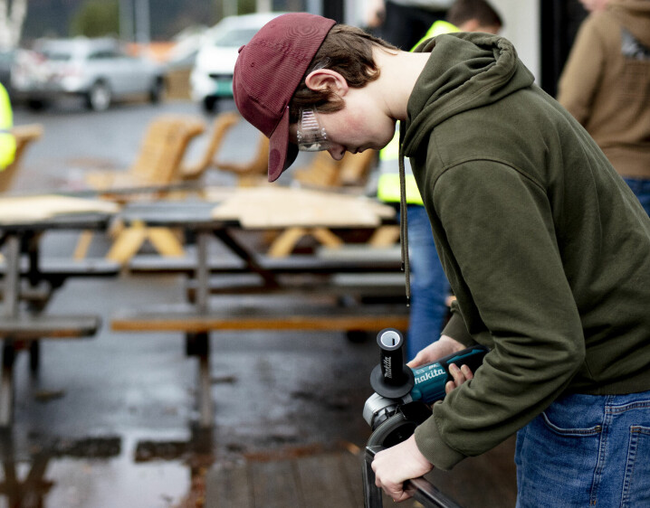 Elev Bror Semskar Volehagen bruker vinkelsliper på stålrør i arbeidet med å lage olabil i arbeidslivsfaget på Gausdal ungdomsskole.