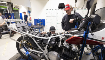 Magnus Sørsveen (til venstre) og Martin Sønstehage skrur på motorsykkel mens de forteller ungdomsskoleelevene hva de gjør. Magnus Sørsveen (til venstre) og Martin Sønstehage skrur på motorsykkel mens de forteller ungdomsskoleelevene hva de gjør.