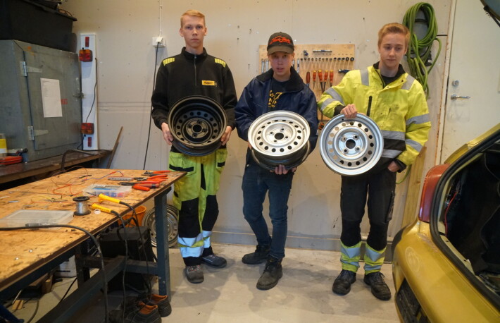 Elevene Jonas Kiiveri, Jørn Skarstad og Martin Bergseth Kolbu har fått felgene til å skinne. Elevene Jonas Kiiveri, Jørn Skarstad og Martin Bergseth Kolbu har fått felgene til å skinne.