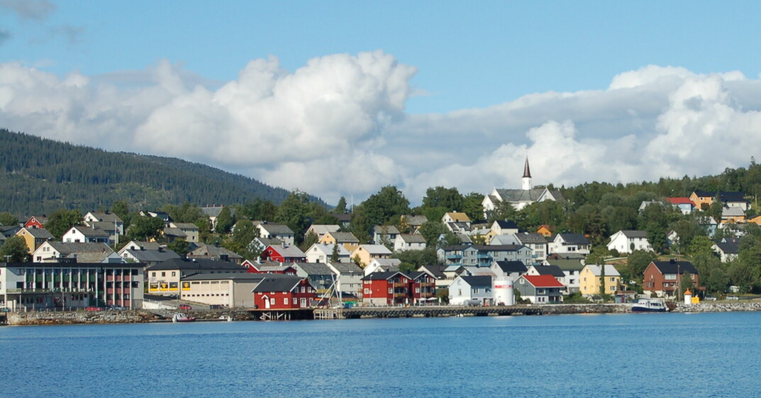Hemnes i Nordland ligger omtrent midt mellom de tre Helgelands-byene Mosjøen, Sandnessjøen og Mo i Rana.