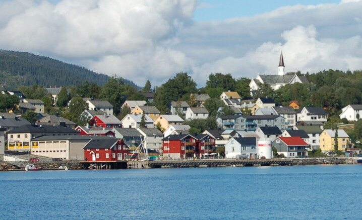 Hemnes i Nordland ligger omtrent midt mellom de tre Helgelands-byene Mosjøen, Sandnessjøen og Mo i Rana.