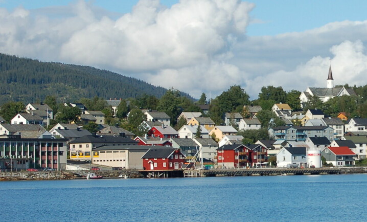 Hemnes i Nordland ligger omtrent midt mellom de tre Helgelands-byene Mosjøen, Sandnessjøen og Mo i Rana.