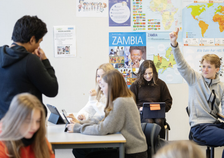 Elevene er i gang med gruppearbeid. Bjørnar har et innspill, og rekker opp hånda. Anja Pedersen følger med og noterer mens Kristian Mora underviser. Elevene er i gang med gruppearbeid. Bjørnar har et innspill, og rekker opp hånda. Anja Pedersen følger med og noterer mens Kristian Mora underviser.