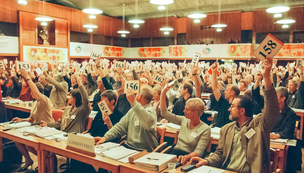 På stiftingskongressen i Oslo 2. oktober 2001 vedtok utsendingar frå Norsk Lærarlag og Lærarforbundet å slå dei to organisasjonane saman og skipe Utdanningsforbundet.