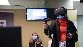 Ved hjelp av VR-briller får elevene prøve seg i sitt fremtidige yrke