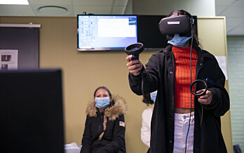 Ved hjelp av VR-briller får elevene prøve seg i sitt fremtidige yrke