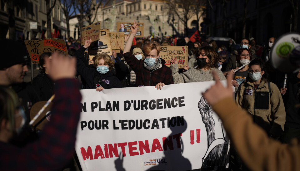 Franske lærere og elever marsjerer i en demonstrasjon i Marseille. Franske lærere og elever marsjerer i en demonstrasjon i Marseille.